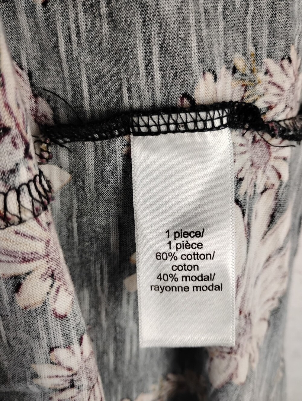 Maurices Short Sleeve blouse Black with Cream Daisy Print Size 3X - Picture 4 of 5